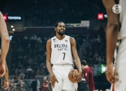 包含杜兰特连续十二场比赛得分超过险胜，老鹰不断突破！的词条