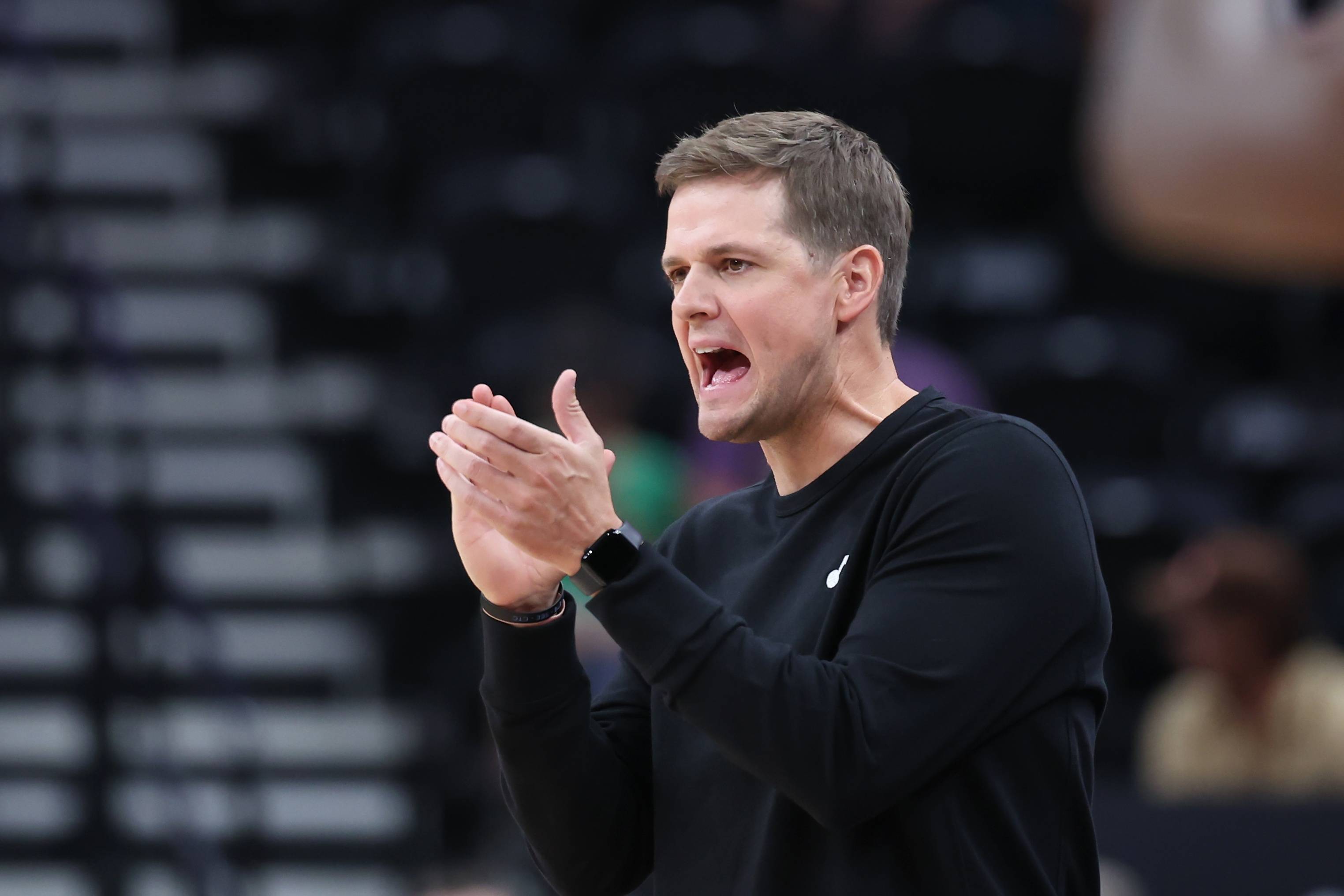 爵士官方公布新规,助攻爆棚引发争议,湖人球迷热议! 爵士官方公布新规,助攻爆棚引发争议,湖人球迷热议!